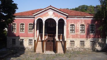 Escuela de Dan, Perushtitsa