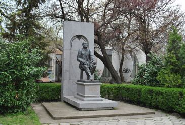 Памятник Захари Стоянову, Пловдив