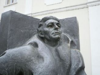 Monumento Emiliani Stanev, Veliko Tarnovo