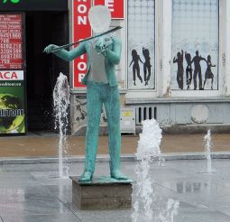 Skulptur eines Jungen mit einer Geige, Ruse