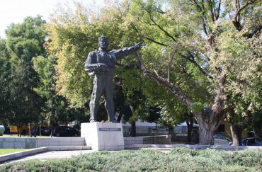 Памятник Стефану Карадже, Добрич