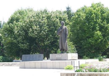Памятник Бачо Киро, Бяла-Черква