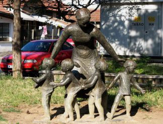 Skulptur Mutter mit vier kleinen Kindern, Montana