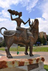 Sculpture d`une femme sur le taureau, Targovishte