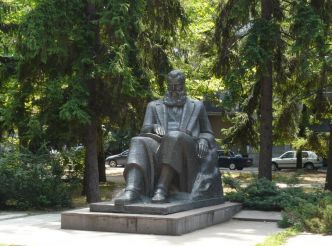 Статуя Любен Каравелов, Русе