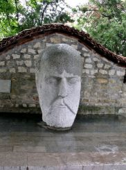 Памятник Дж. Макгахан, Елена