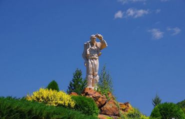 Monumento Dyado Yotso, Vratsa