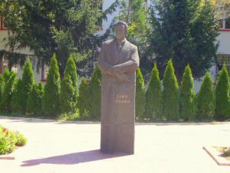 Памятник Елину Пелину, Елин-Пелин