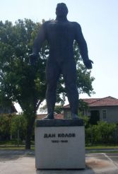 Monument to Dan Kolov, Sennik